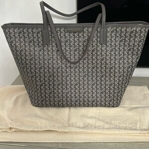 Tory Burch Ever-Ready Zip Tote.Color: Zinc Gray.